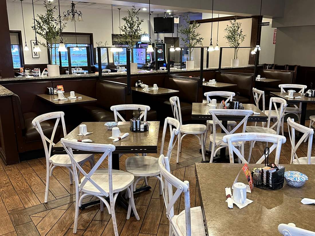 Les Cafe Pancake House interior